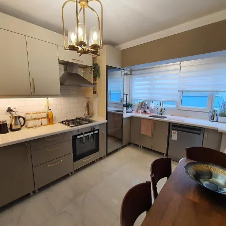 Daire شقة لوكس مطلة على البحر مباشرة و تقع في مركز مدينة يلوا و قريبة من المطاعم و المقاهي With Direct Sea View Full Sea View Yalova Center, Close To Markets, Restaurants, Cafes And Children's Play Area